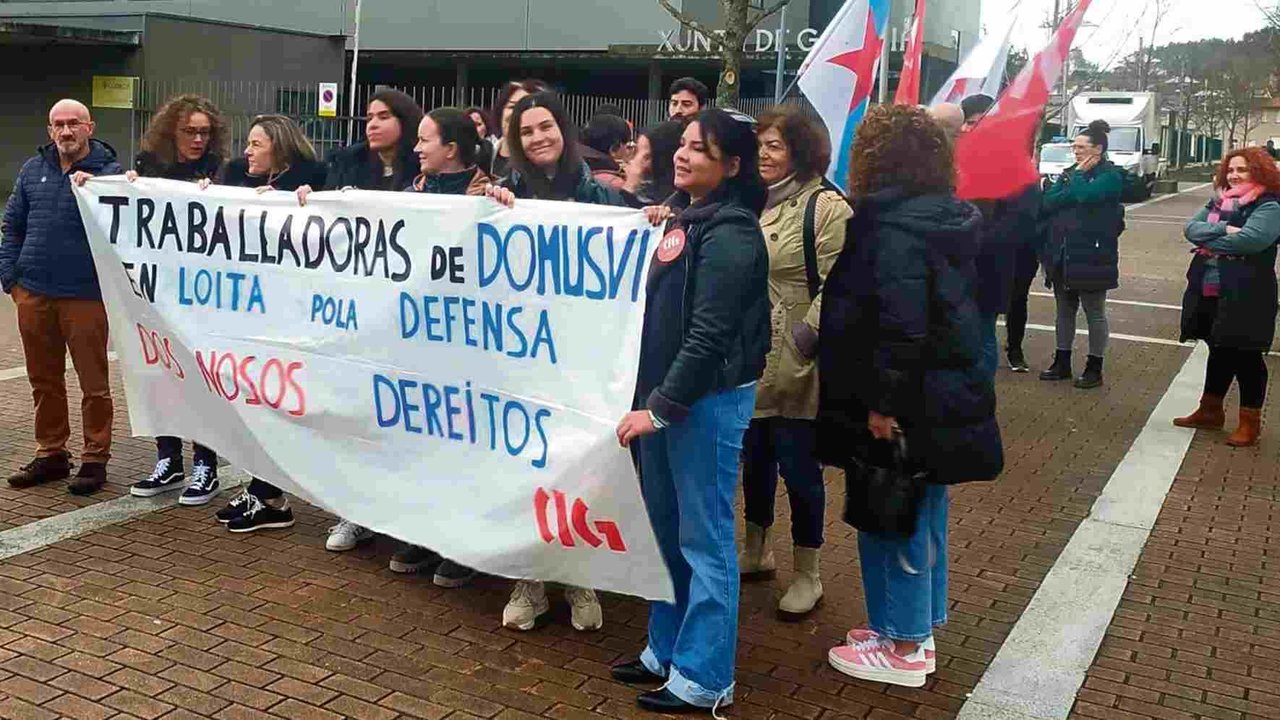 Concentración das traballadoras de DomusVi, esta terza feira en Pontevedra (Foto: Nós Diario).