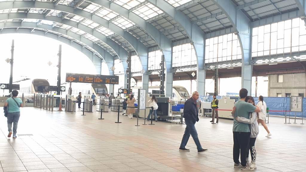 Pasaxeiros e pasaxeiras na estación de tren da Coruña (Foto: Manel Méndez).