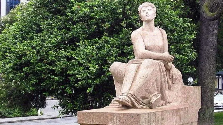 Monumento a Rosal&iacute;a na Pra&ccedil;a da Galiza, no Porto. (Foto: Manuel de Sousa).