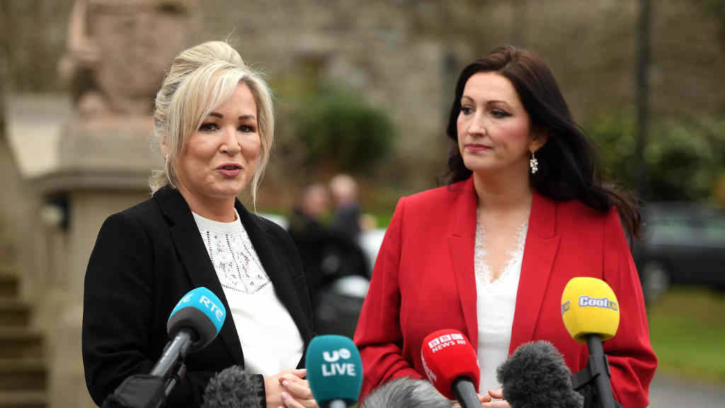 Michelle O'Neill (esquerda), primeira ministra de Irlanda do Norte. (Foto: Oliver Mcveigh / PA Wire / DPA)