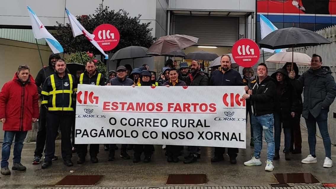 Protesta do persoal de Correos, esta quinta feira en Santiago de Compostela (Foto: Nós Diario).