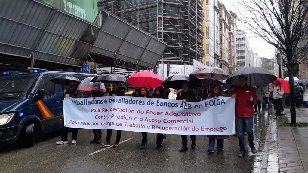 Persoal da banca protestando esta quinta feira polas rúas da Coruña. (Foto: Europa Press)