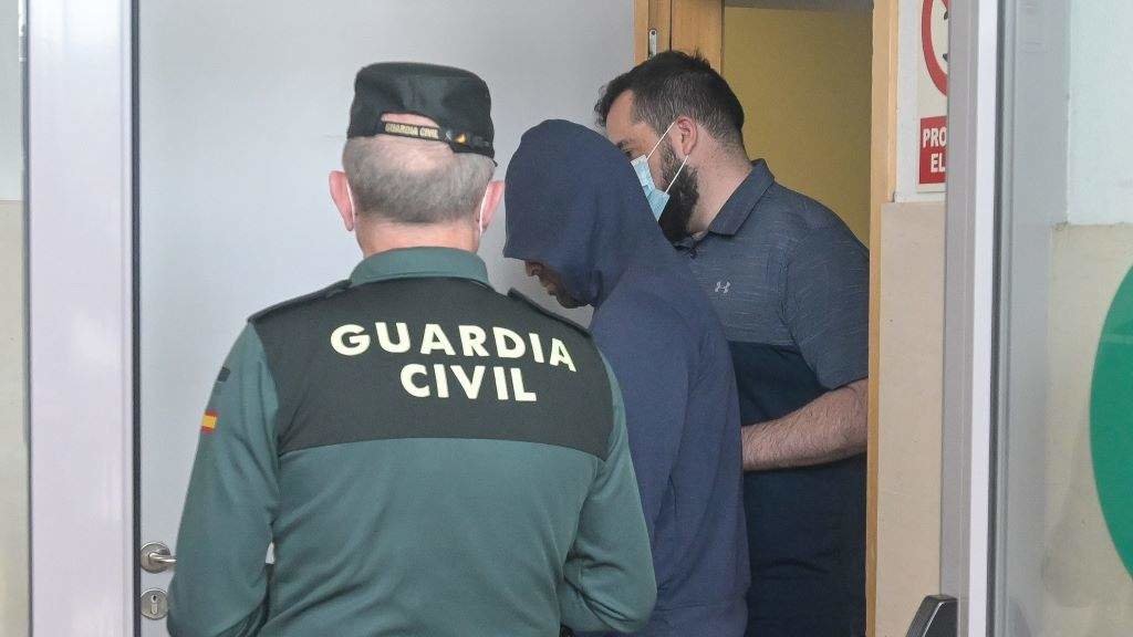 O agora condenado, entrando aos xulgados de Carballo o 1 de xuño de 2022. (Foto: M. Dylan / Europa Press)