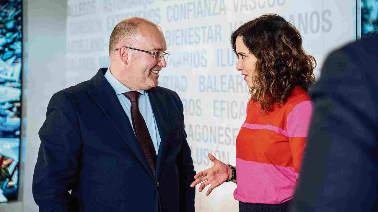 Miguel Tellado e Isabel D&iacute;az Ayuso durante unha conversa (Foto: Gabriel Luengas / Europa Press).