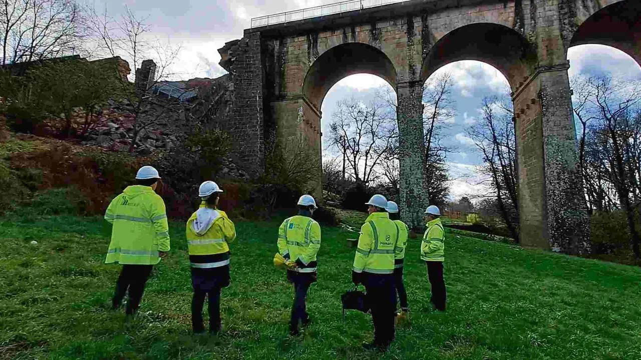 Persoal t&eacute;cnico, esta quinta feira, en Xunqueira de Espadanedo (Foto: Xunta da Galiza).