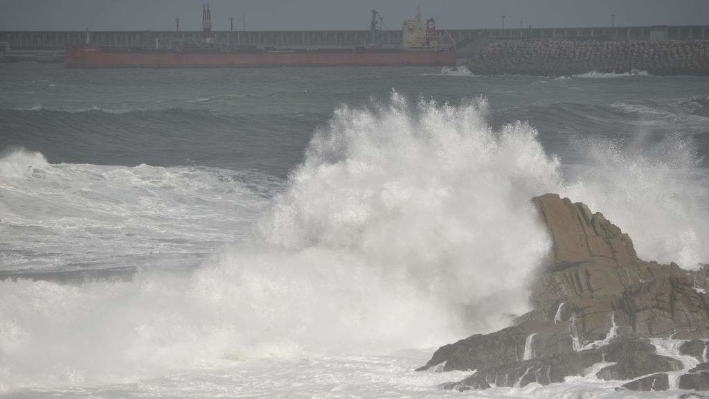 Forte ondada na Coruña. (Foto: Gustavo de la Paz / Europa Press)
