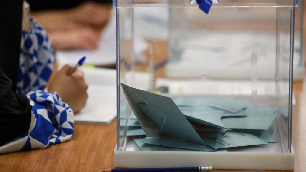 Votos do electorado dentro dunha urna. (Fotos: Toàs Moyà / Europa Press).