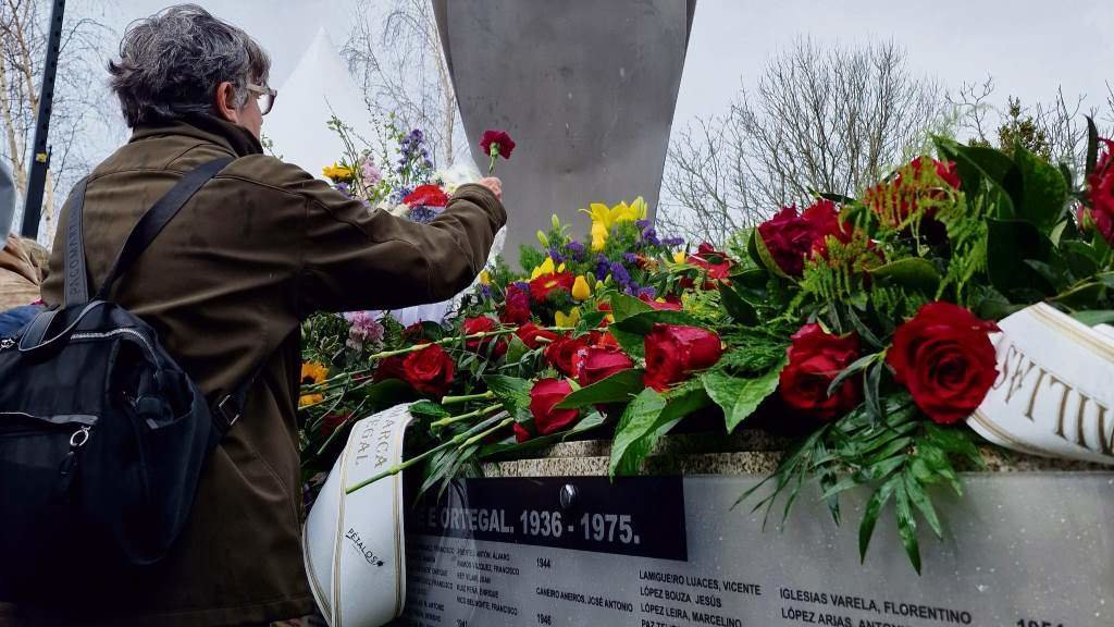 Ofrenda floral na inauguración do Memorial ás vítimas do franquismo de Ferrolterra, Eume e Ortegal. (Foto: Iago Varela)