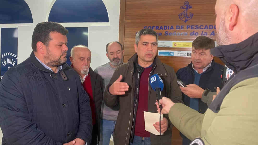 A Plataforma anunciando as mobilizacións (o avogado Torcuato Teixeira falando cos medios) en Navia, Asturias (Foto: Nós Diario).