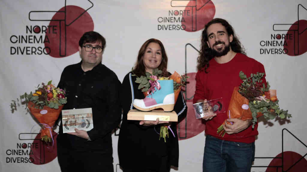 Roberto Pérez Toledo, Gaya de Medeiros e Miguel Canalejo recollendo os premios (Foto: Nós Diario).