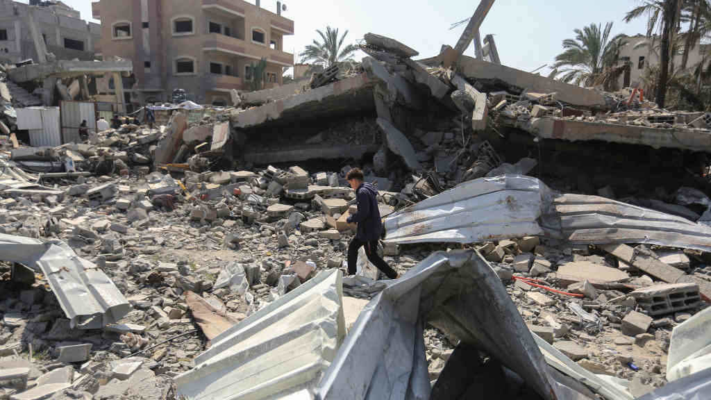 Situación en Deir al-Balah tras os bombardeos deste sábado (Mohammed Talatene/ Europa Press).