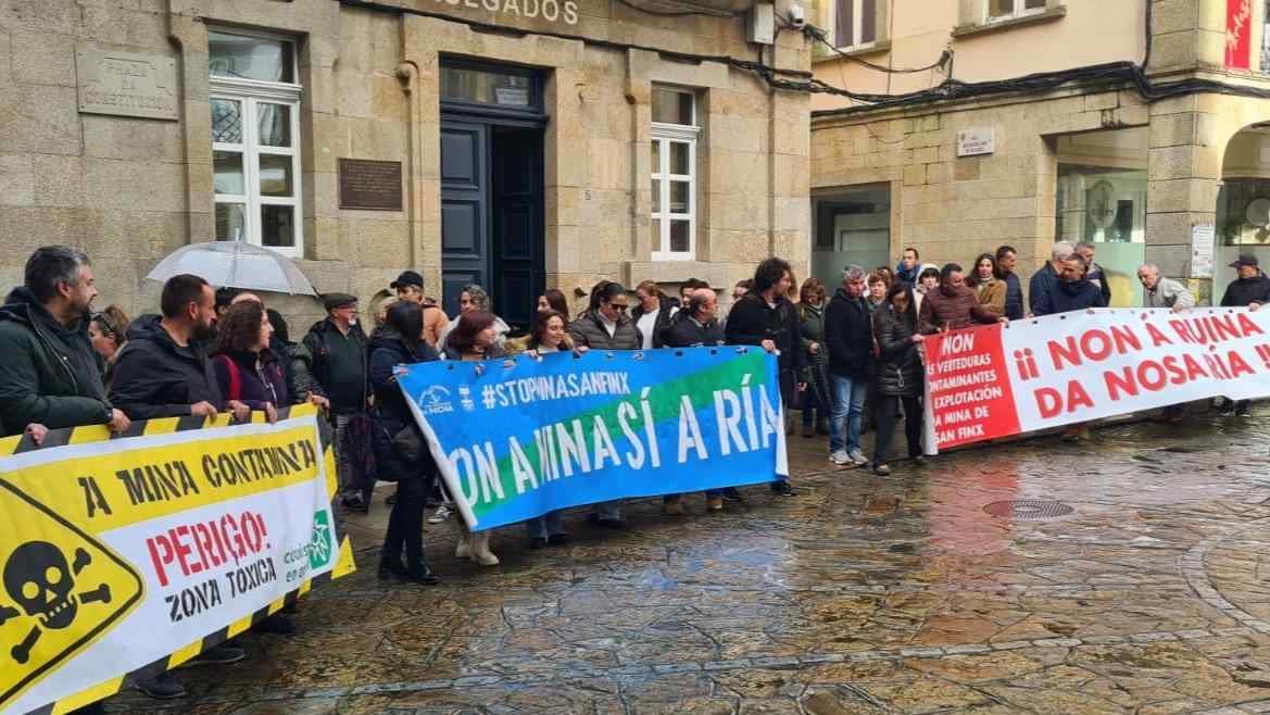 Protesta contra as verteduras da mina de San Finx ante os xulgados de Noia (Foto: Nós Diario).
