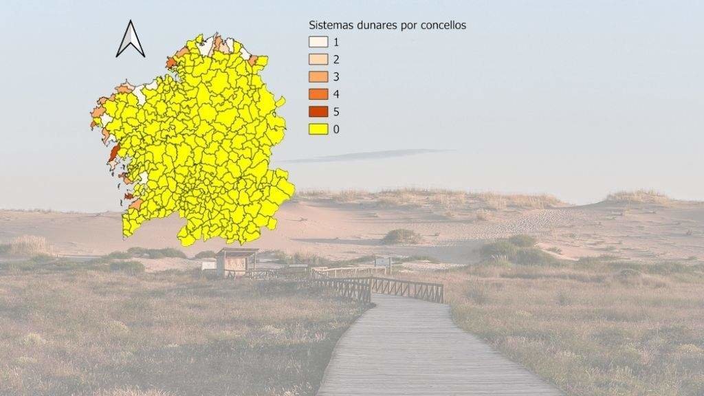 Mapa dos sistemas dunares por concellos sobre unha fotografía das dunas de Corrubedo, en Ribeira.