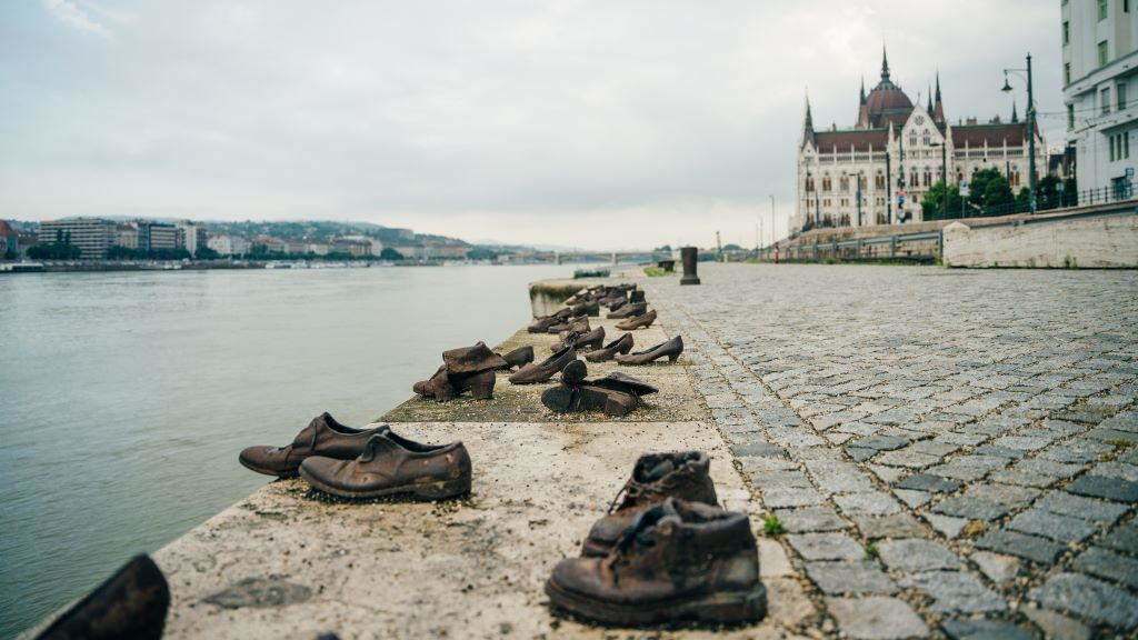Monumento en memoria de las vítimas del Holocausto nunha beira do río Danubio en Budapest, Hungría. (Foto: Nós Diario).
