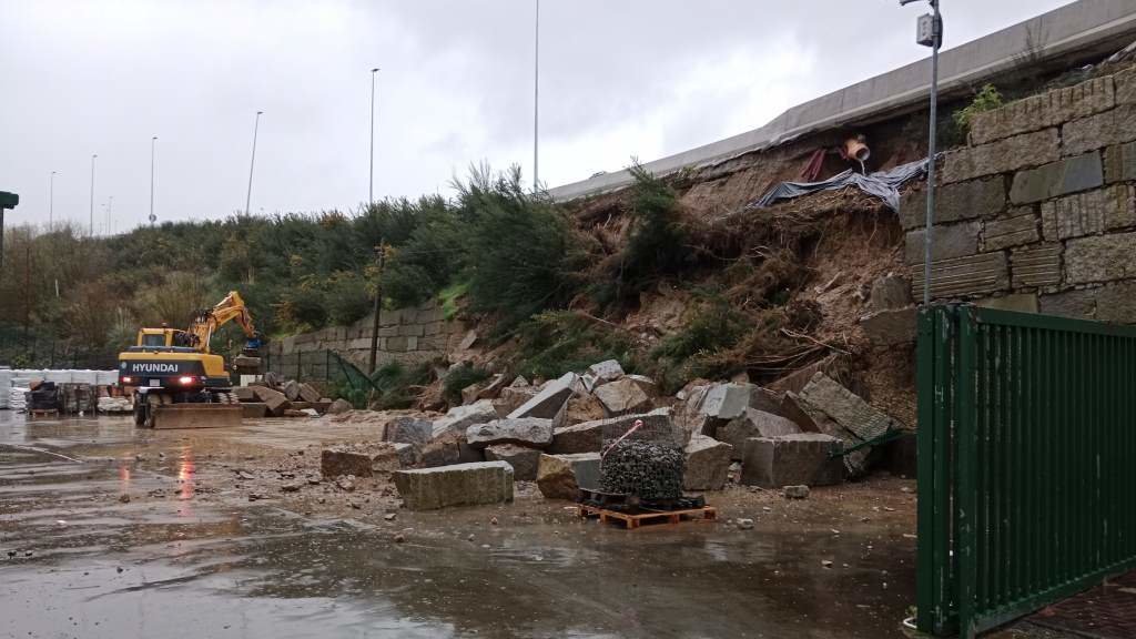 O muro caído esta segunda feira na ligazón da Vía Ártabra e a N-VI, en Oleiros. (Foto: Europa Press)