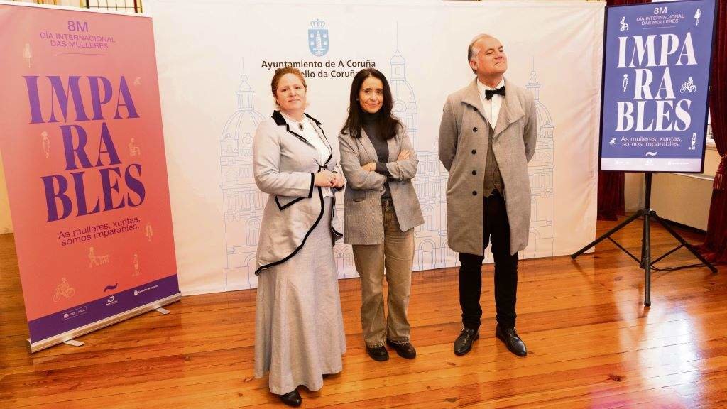 A concelleira de Igualdade da Coruña Yoya Neira, no centro, esta segunda feira. (Foto: Nós Diario)