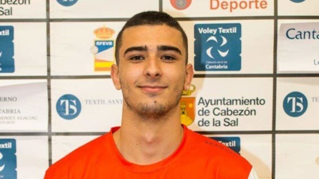 Aos seus 23 anos o galego xa está na elite do voleibol estatal. (Foto: Textil Santanderina).