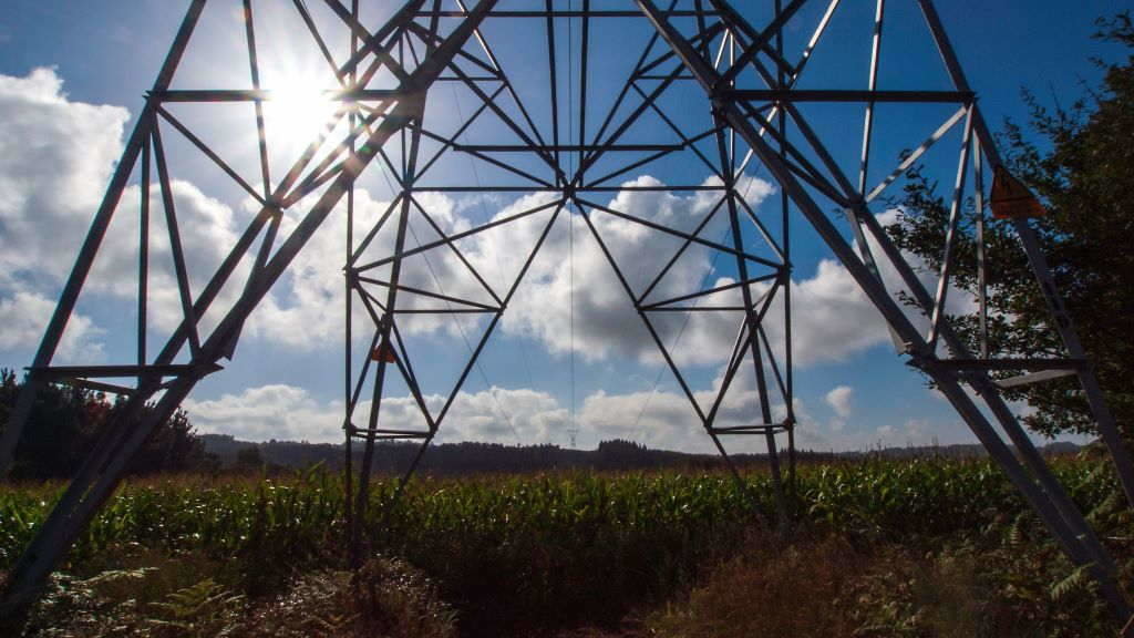 Torre de distribución de electricidade de alta tensión no medio de campos de labranza na Galiza. (Foto: Juanmi).