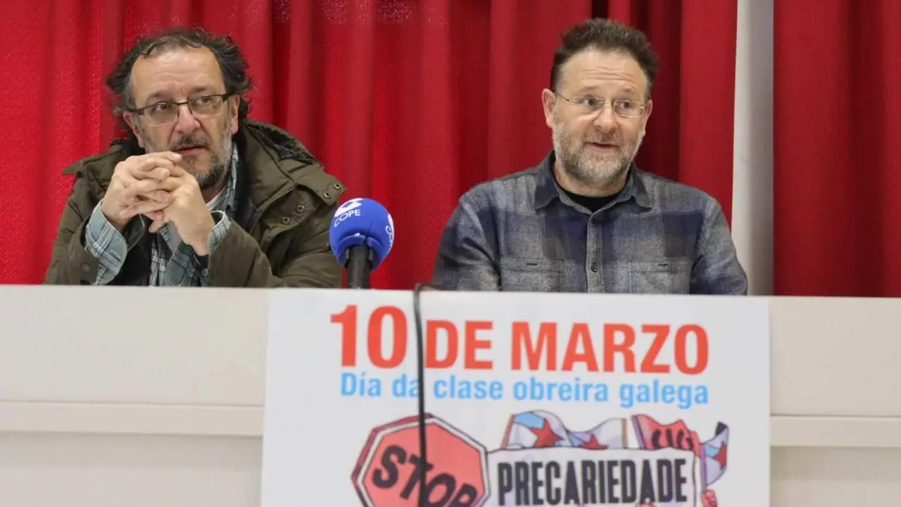 O secretario xeral da CIG, Paulo Carril, e o secretario comarcal da CIG de Ferrol, Manuel Anxo Grandal, esta cuarta feira (Foto: N&oacute;s Diario).