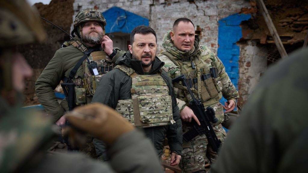 O presidente ucraíno, Volodimir Zelenski, visitando as súas tropas na liña de fronte. (Foto: Presidencia de Ucraína vía DPA)