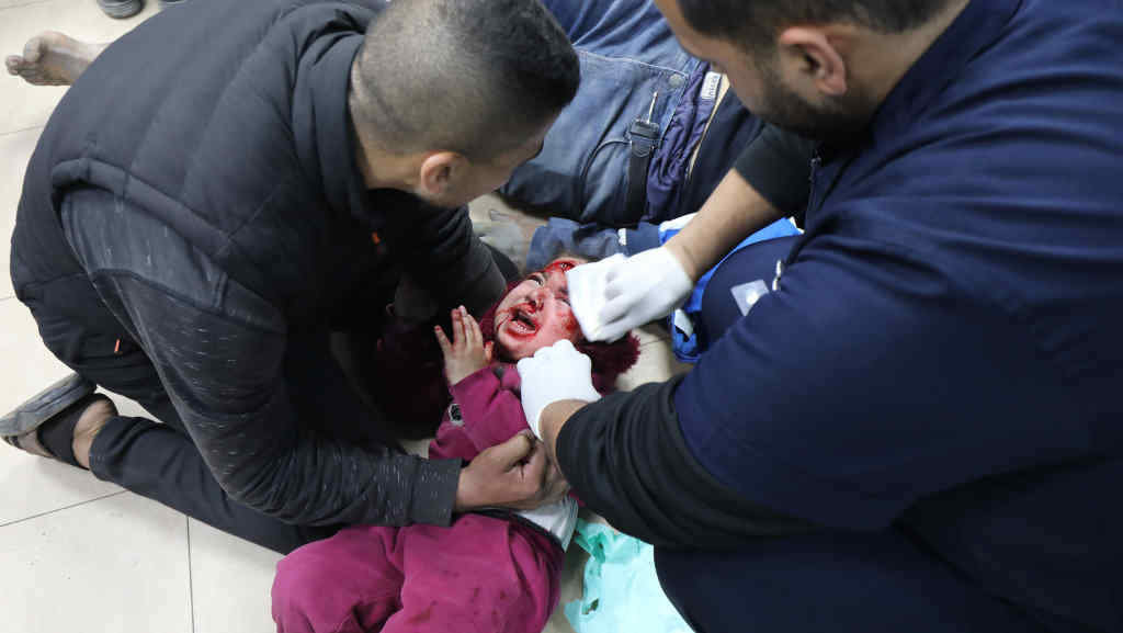 Unha crianza palestina recibe tratamento logo de resultar ferida nun ataque israelí en Gaza, a cuarta feira. (Foto: Ali Hamad / APA Images via ZUMA Pr / DPA)