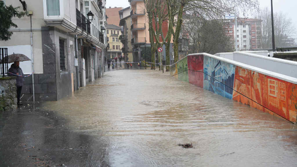 Rúas de Andoain, en Euskadi, inundadas o 27 de febreiro. (Foto: Unanue / Europa Press)