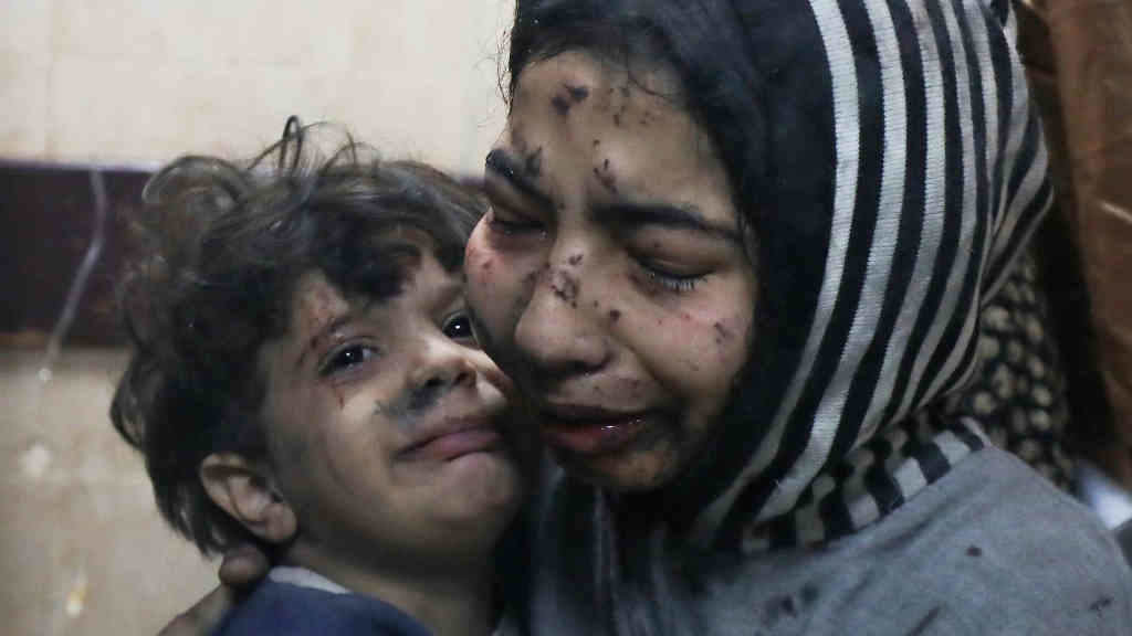 Unha muller e unha crianza feridas na Faixa de Gaza nun bombardeo israelí en novembro de 2023 (Foto: Naaman Omar / Zuma Press).