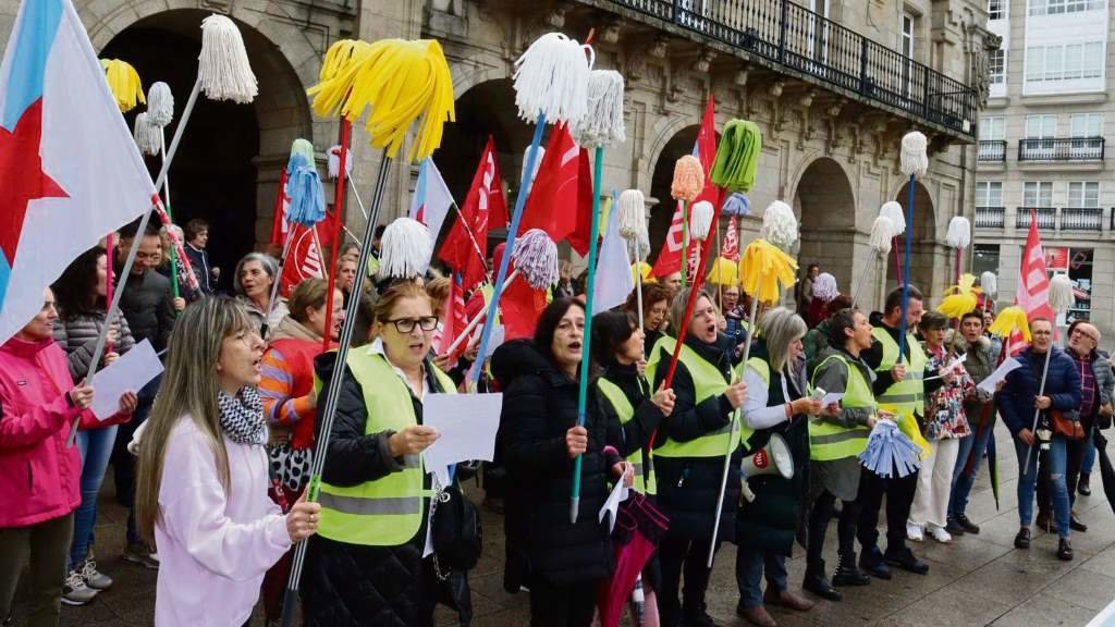 Concentración de traballadoras da limpeza o pasado mes de outubro na cidade de Lugo para reclamar un "convenio digno". (Foto: Nós Diario)