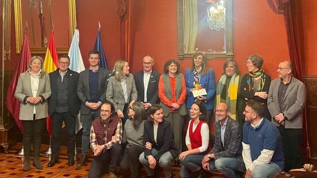 Fajardo, xunto á alcaldesa de Santiago, Goretti Sanmartín, membros da corporación municipal e do xurado do Premio Xohana Torres.