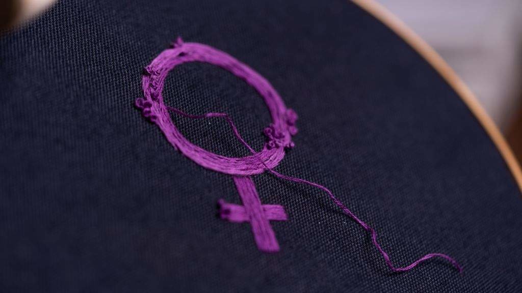 Símbolo feminista bordado sobre un bastidor de madeira. (Foto: Ana Pliego).