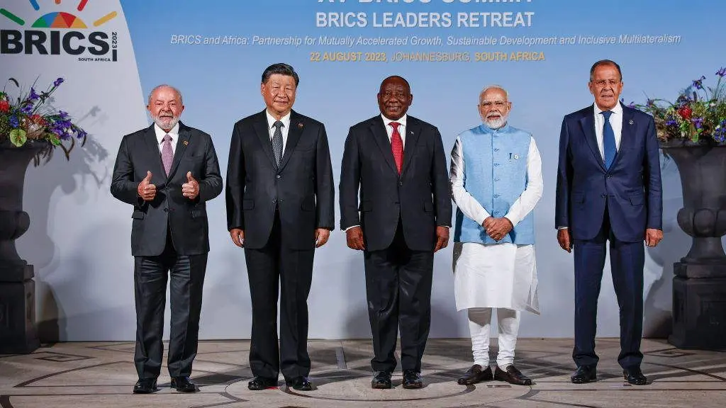 Lula da Silva (Brasil), Xi Jinping (China), Cyril Ramaphosa (Sur&aacute;frica), Narendra Modi (India) e Sergei Lavrov (Rusia), no cume dos Brics en 2023. (Foto: Ricardo Stuckert).