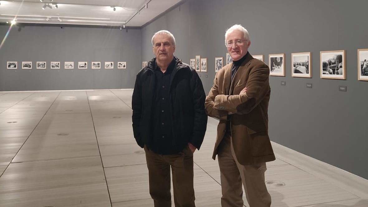 Xosé Enrique Acuña e Xan Carballa nunha das salas da exposición. (Foto: Sara Recondo)