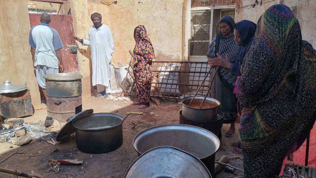 Voluntarias preparan comida para repartir no Sudán, en febreiro. (Foto: Mohamed Khidir / Europa Press / Contacto)