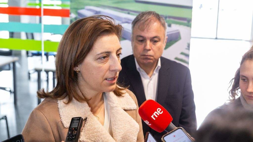 A vicepresidenta e conselleira Ángeles Vázquez, hoxe, atendendo os medios de comunicación. (Foto: Europa Press)