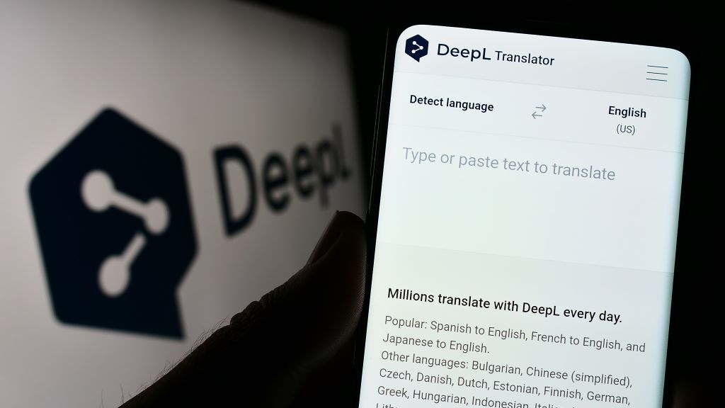 Um telefone móvel mostra o sitio web do tradutor automático 'DeepL'. (Foto: Timon).