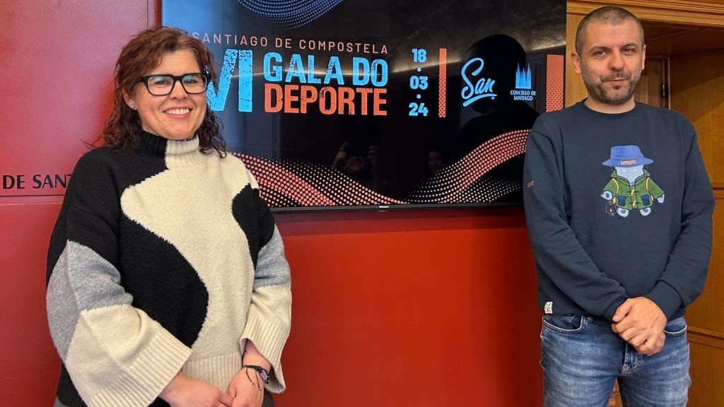 A concelleira de Deportes, Pilar Lueiro, co xornalista Álvaro Veiga. (Foto: Concello de Santiago).