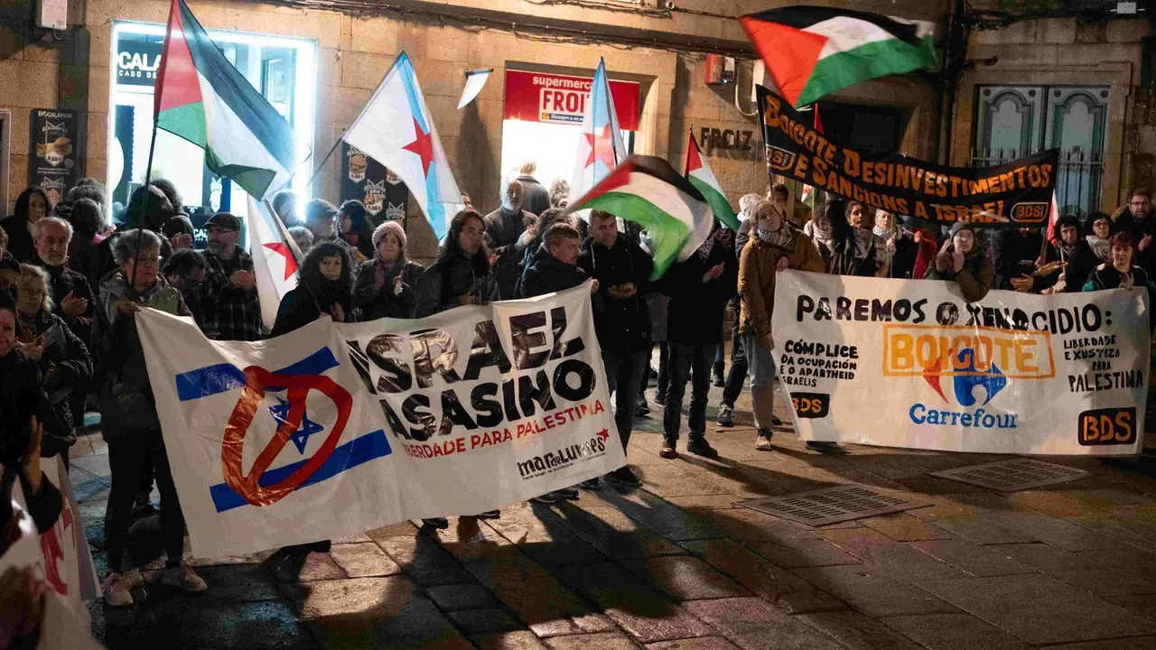 Mobilizaci&oacute;n en defensa do pobo palestino, esta segunda feira en Compostela (Foto: Arxina).