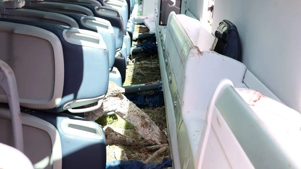 Estado no que quedou o interior do autob&uacute;s. (Foto: Isaac Buj / Europa Press)