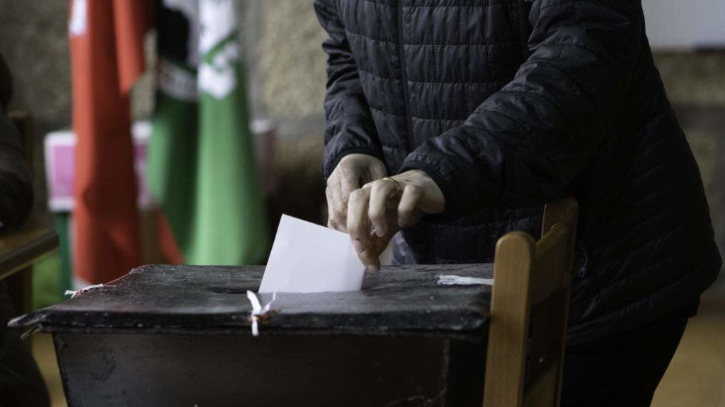 Unha muller vota nunha mesa electoral de Montalegre (Trás-os-Montes), en Portugal, o domingo. (Foto: Cristian Leyva / Europa Press).