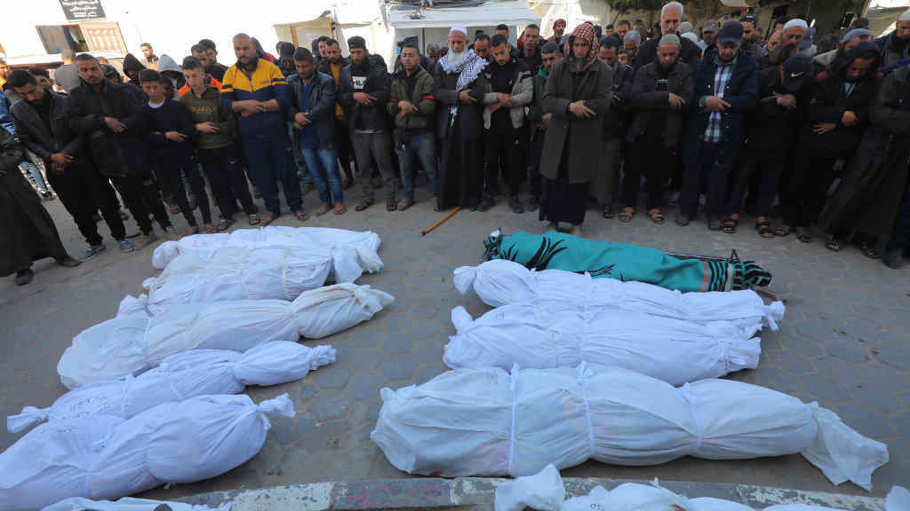 Palestinas asasinadas en Gaza, a terza feira. (Foto: Naaman Omar / Zuma Press / ContactoPhoto)