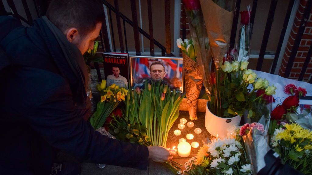 Partidarios de Alexei Navalni durante unha vixilia fronte á embaixada rusa en Londres o pasado 16 de febreiro. (Foto: Vuk Valcic).
