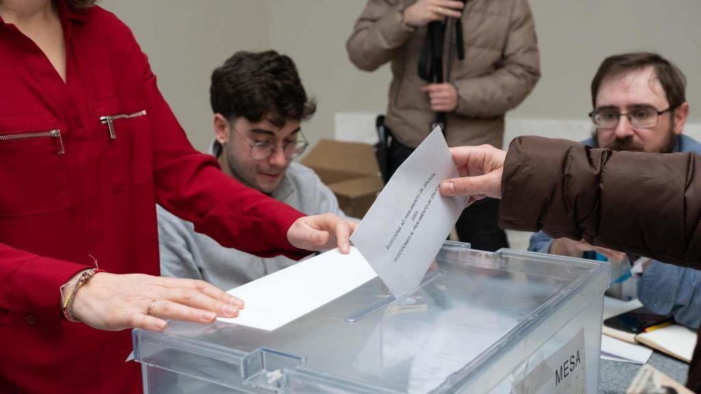 Unha persoa exerce o seu dereito ao voto no Centro Galego de Arte Contemporánea de Compostela o pasado 18-F. (Foto: Arxina).