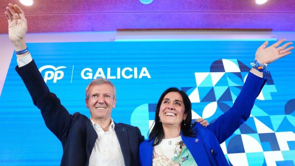 Alfonso Rueda e Paula Prado, na noite electoral do 18-F celebrando os resultados. (Foto: Álvaro Ballesteros / Europa Press)