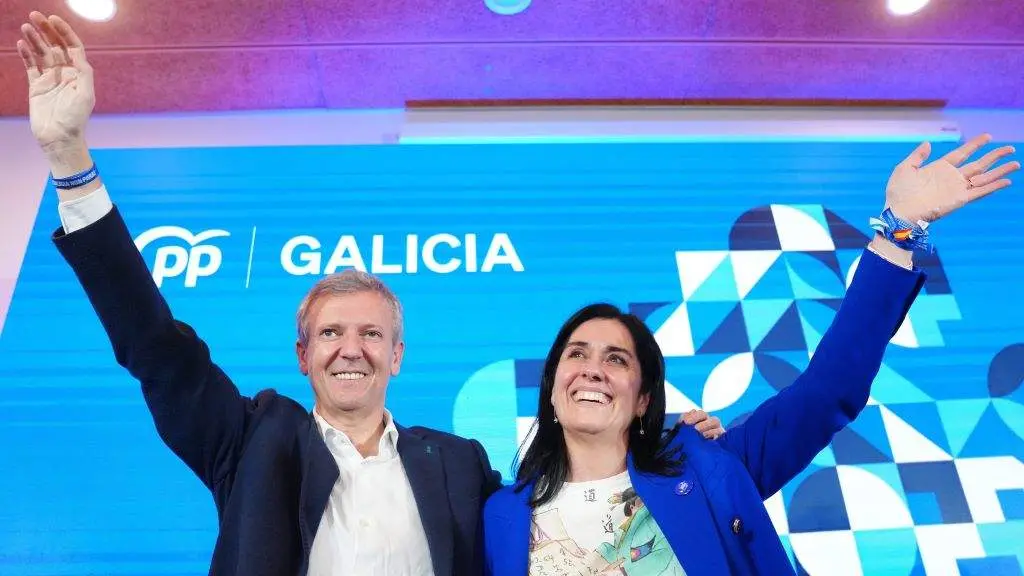 Alfonso Rueda e Paula Prado, na noite electoral do 18-F celebrando os resultados. (Foto: &Aacute;lvaro Ballesteros / Europa Press)