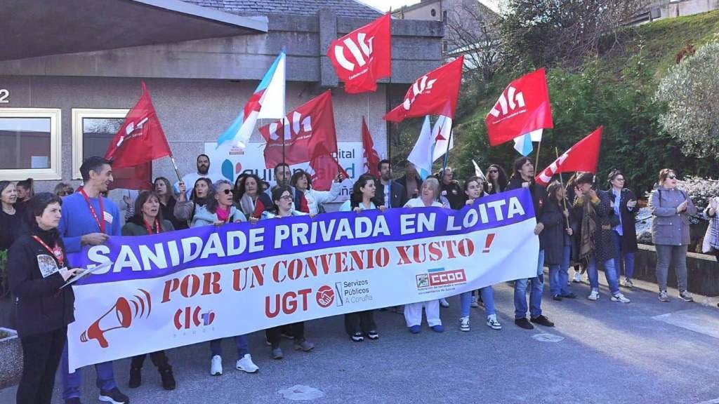 Protesta diante do Hospital Quirón da Coruña, esta quinta feira, exixindo un "convenio xusto" no sector. (Foto: Nós Diario)