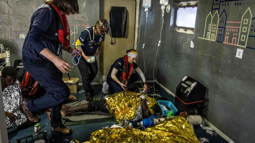 Persoas migrantes atendidas no 'Ocean Viking', a quinta feira. (Foto: SOS Mediterranée)