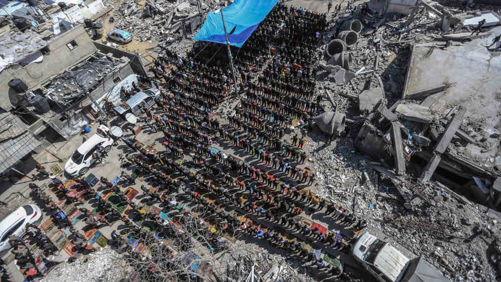 Rezo masivo nas ruínas de Gaza. (Foto: Mohammed Talatene / DPA)