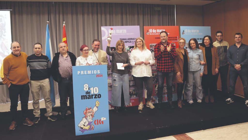 Foto de familia da entrega dos premios 8 e 10 de Marzo da CIG (Foto: Nós Diario).