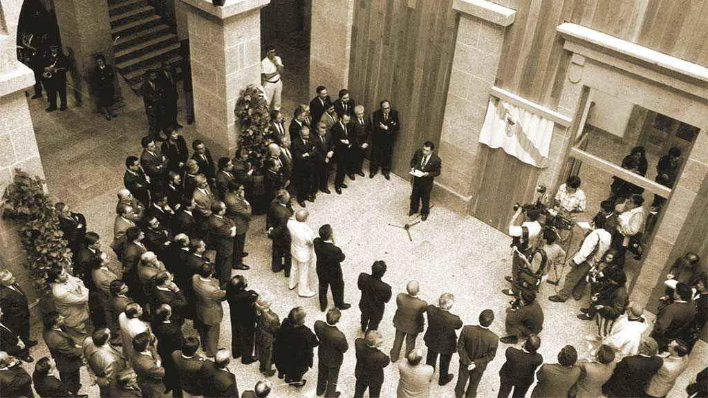 Inauguraci&oacute;n do Pazo do H&oacute;rreo como sede do Parlamento da Galiza en 1989. (Foto: Parlamento da Galiza).