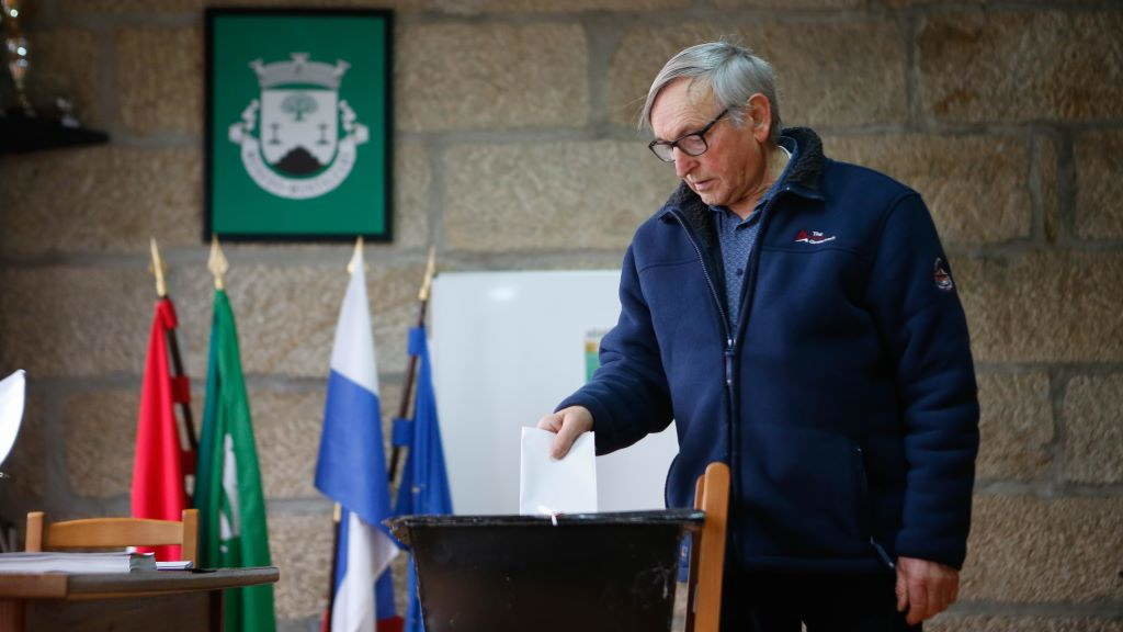 Um homem vota nas eleições parlamentares de Portugal, na Junta de Freguesia de Meixedo, Montalegre, Trás-os-Montes. (Foto: Carlos Castro / Europa Press).